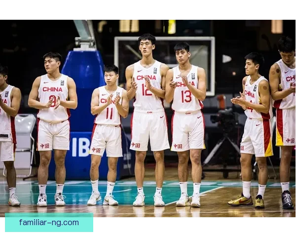 中国男篮备战世界杯 新阵容亮相显实力 主教练强调团队合作与防守强化